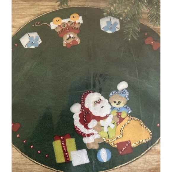 Hobby Kraft #9234 Felt 14" Mini Tree Skirt Embroidery Kit Santa's Presents NEW - Picture 2 of 4